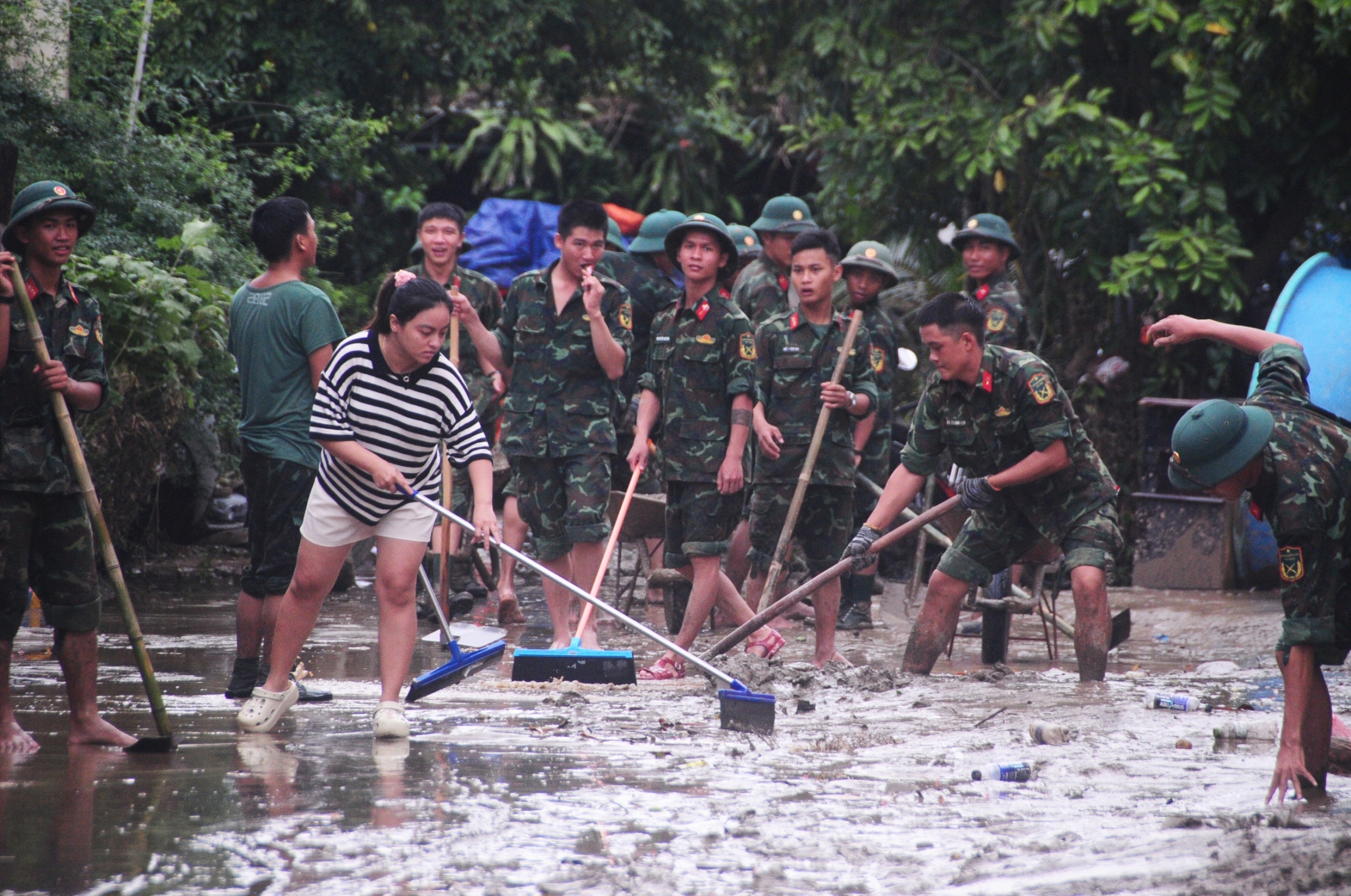 部队涉水帮助民众清理洪水后的淤泥,不麻烦哪怕一瓶水、一盒饭